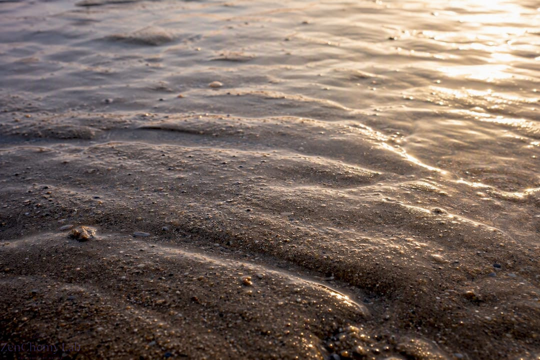 Textured surface resembling skin lipid barrier