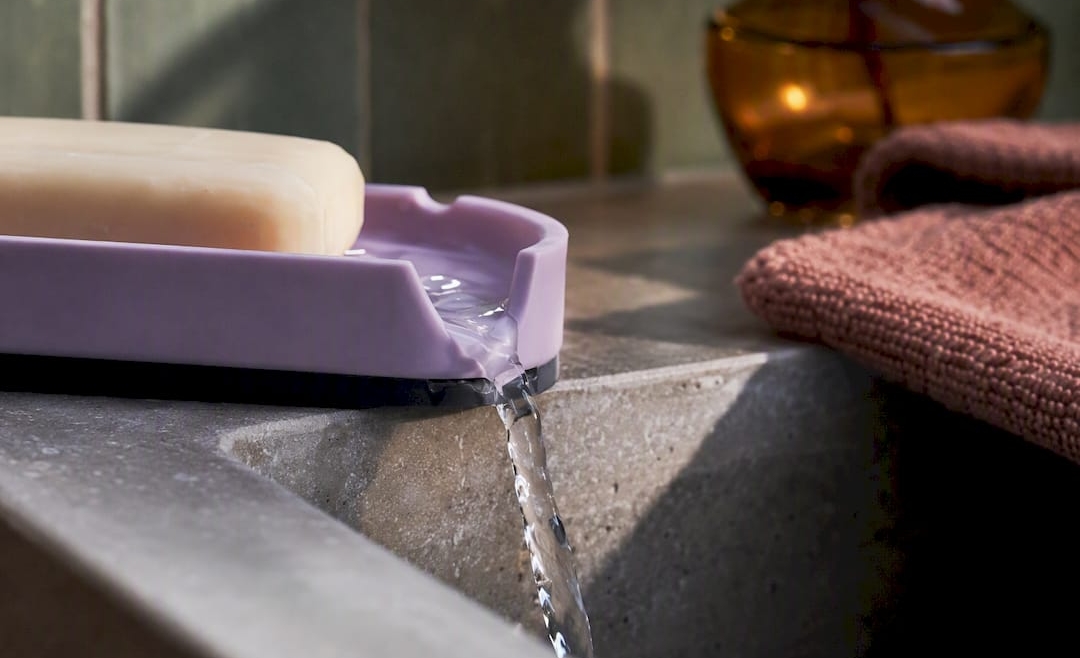 Water draining from a soap dish channel