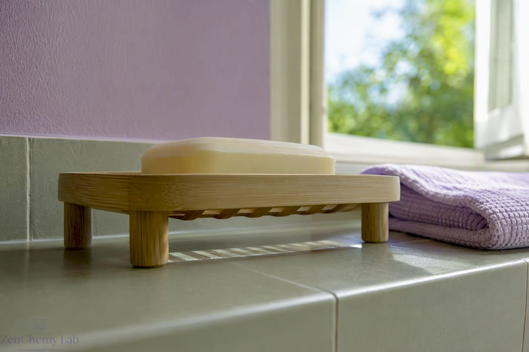Air gap beneath a raised soap dish